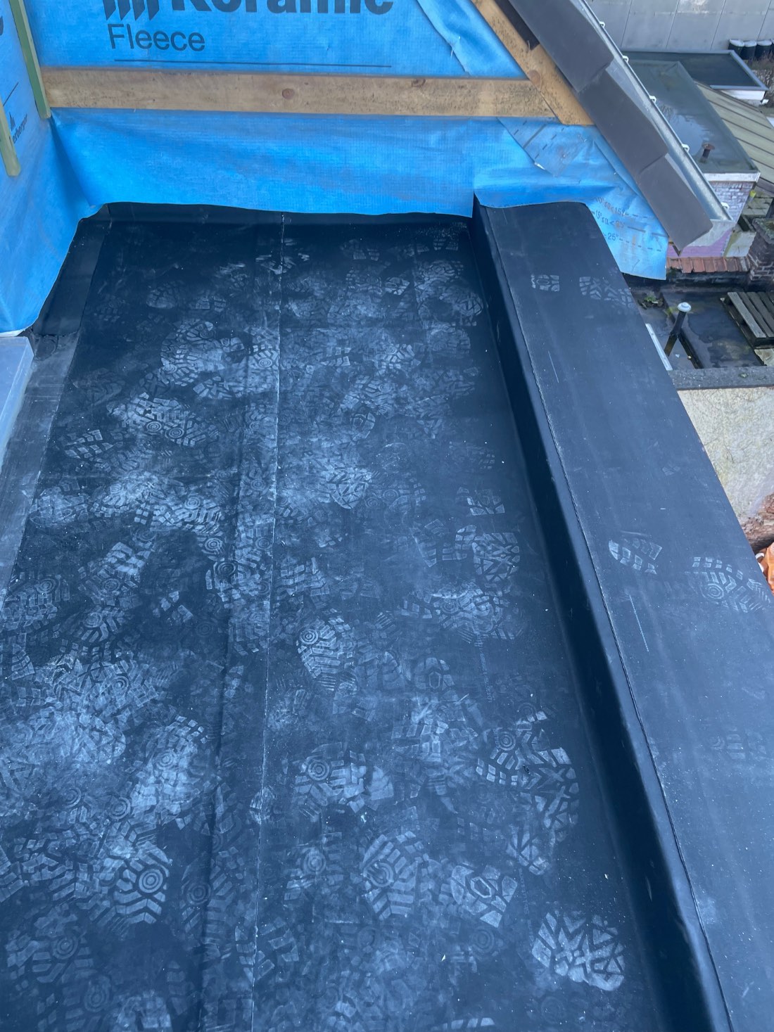 Plat dak waterdicht gemaakt met EPDM